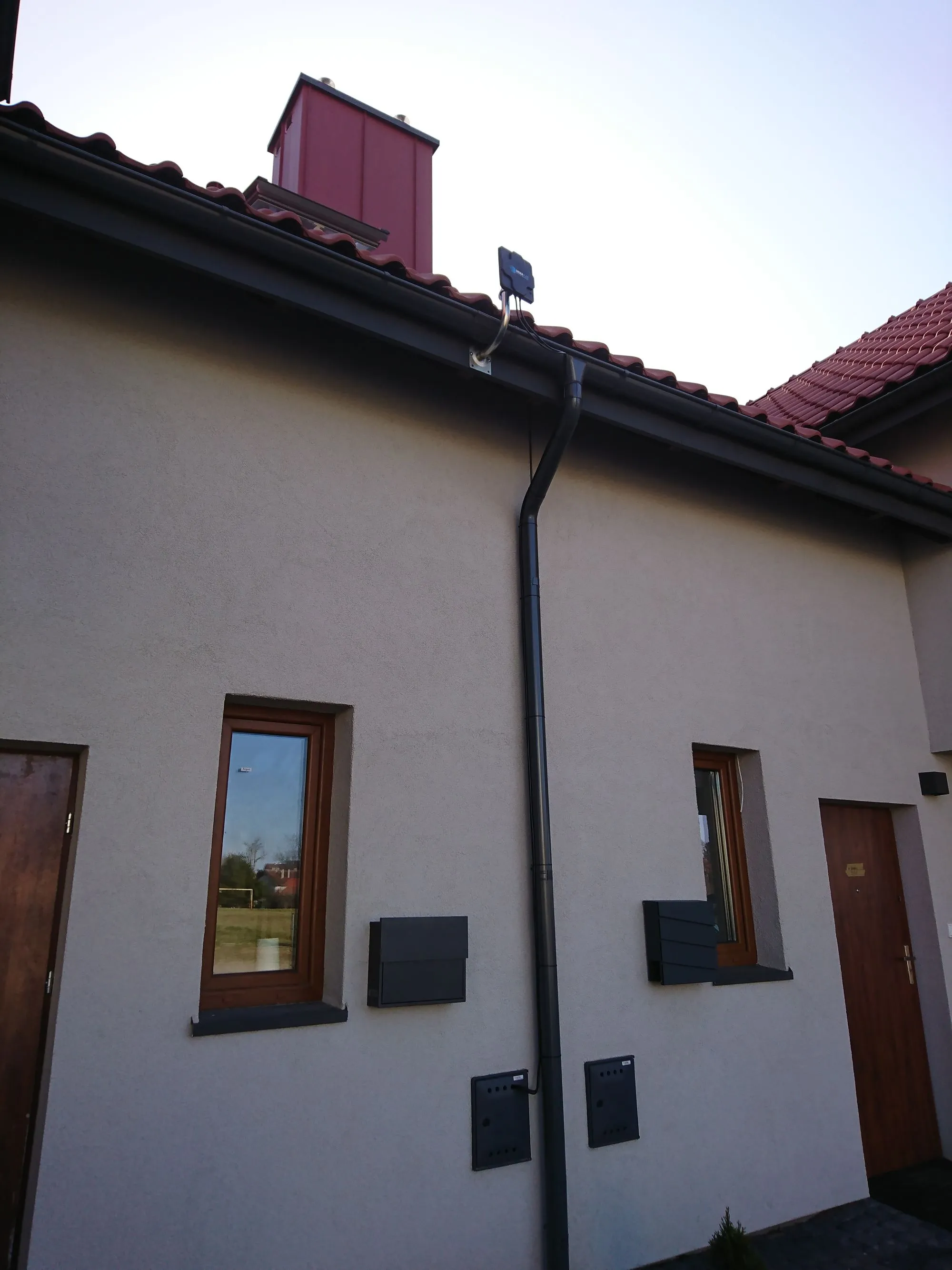 external mobile lte antenna near the roof
